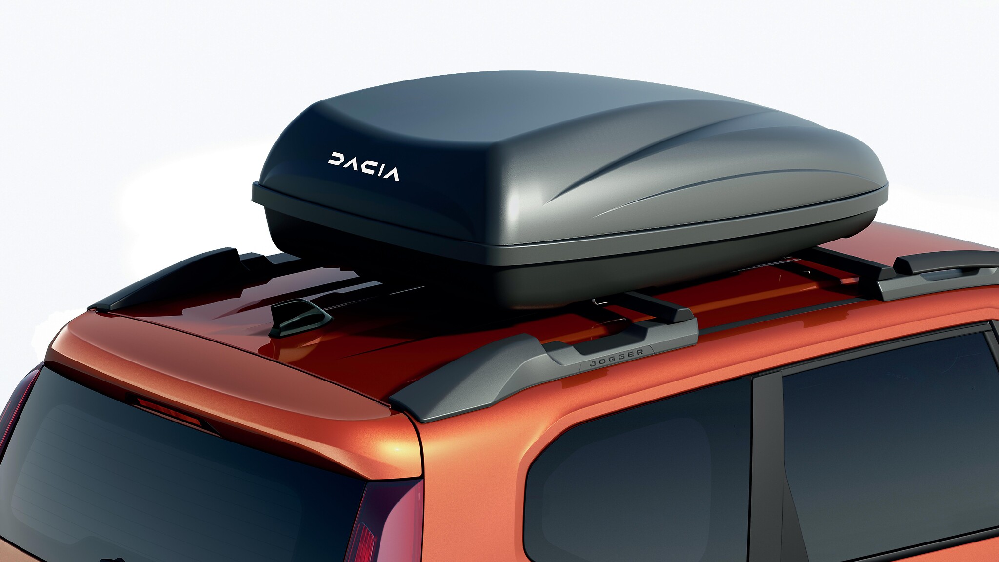 Mit geprägtem Dacia-Logo versehene schwarze 400-Liter-Dachbox