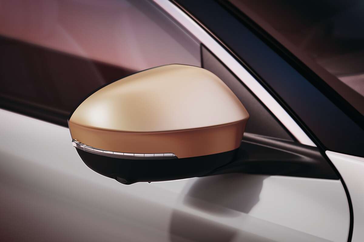 carcasas de espejo con detalles dorados